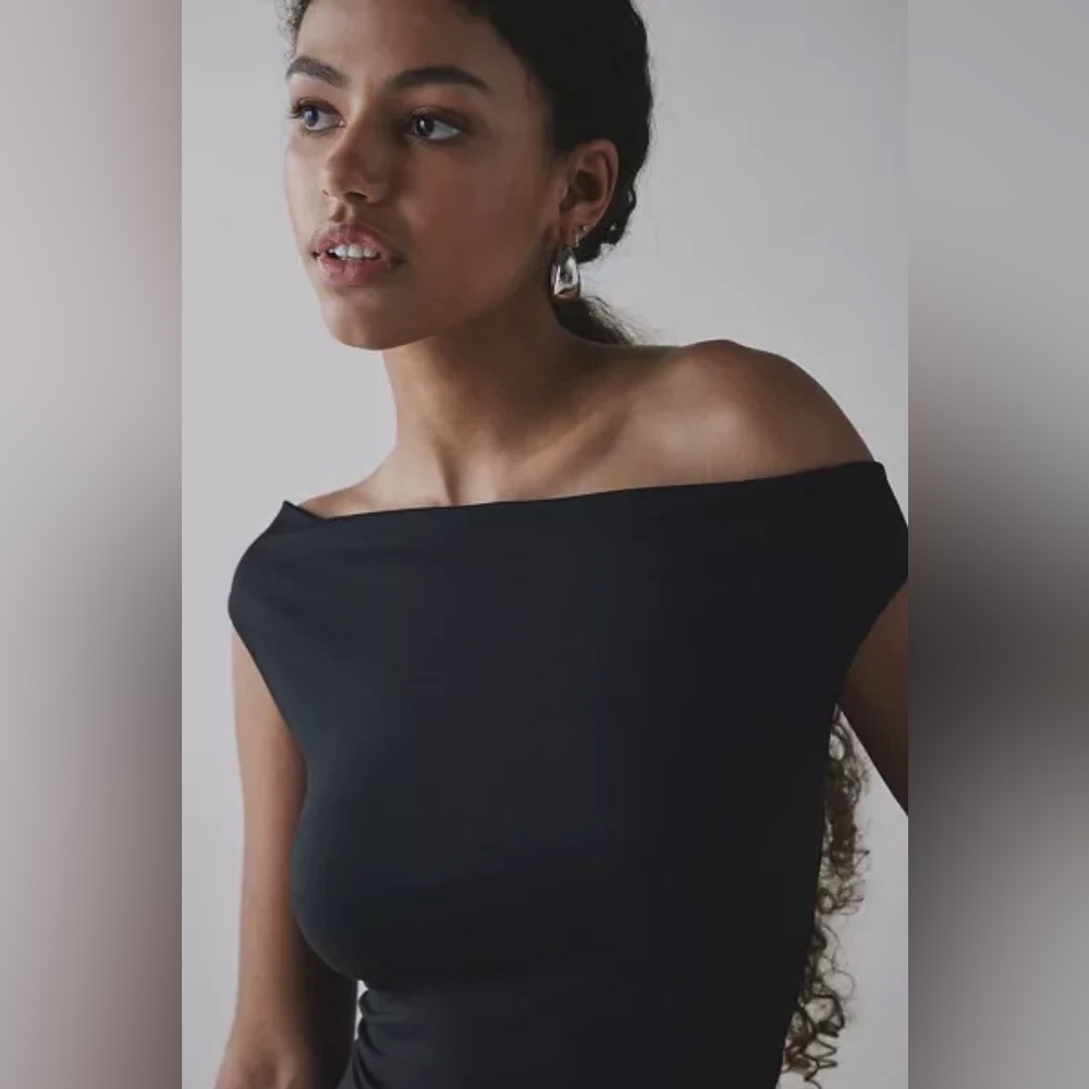 Elegant Black Off-Shoulder Dress - Picture 3 of 3